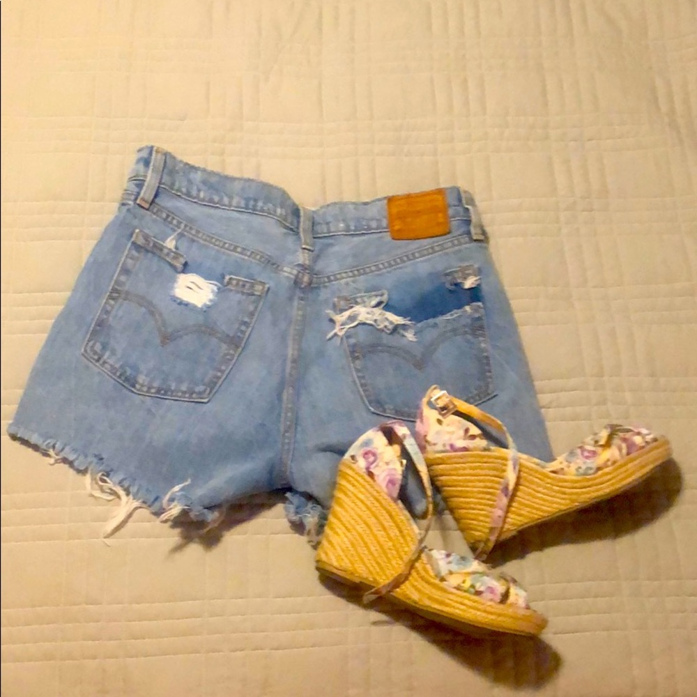 Wedgie distressed Levi shorts